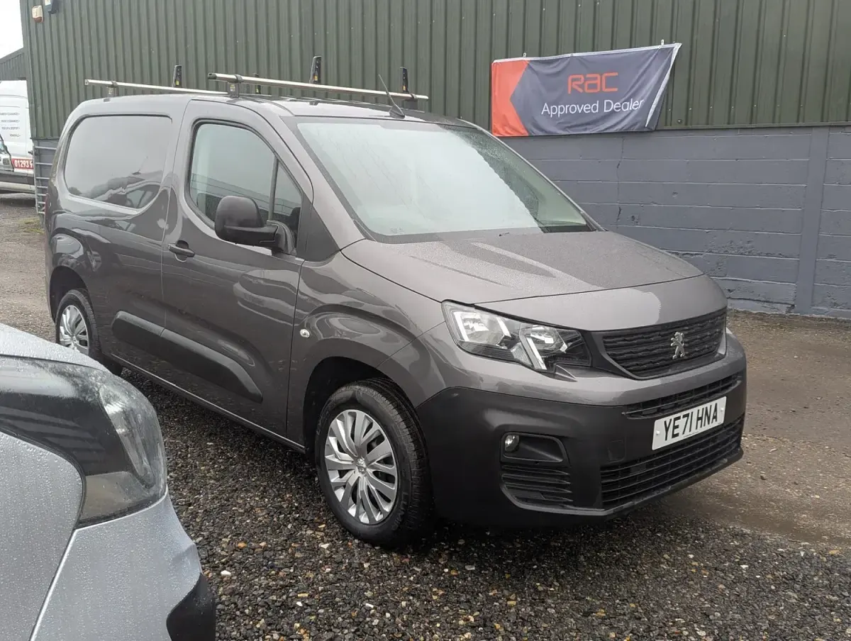 Begagnad Peugeot Partner Premium 100 HK (73 kW) 2021 Grå Minibuss