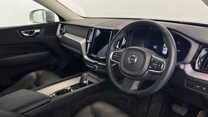 Used Volvo XC60 Core 249 HP (183 kW) 2022 Silver SUV