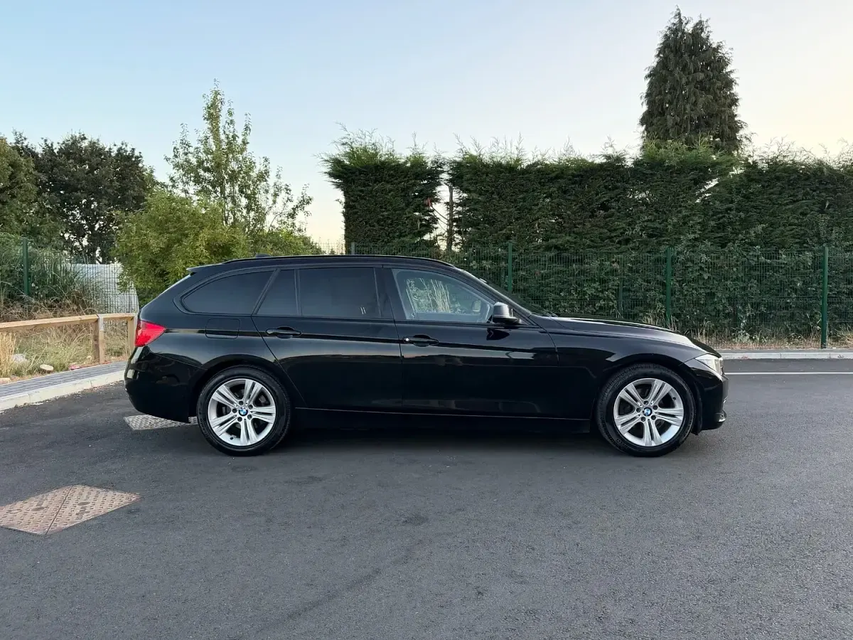 Used BMW 318 Sport Line 2013 Black Estate
