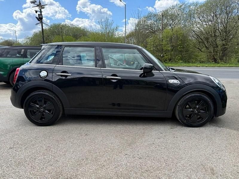 Begagnad Mini Cooper S Classic 192 HK (141 kW) 2021 Svart Halvkombi