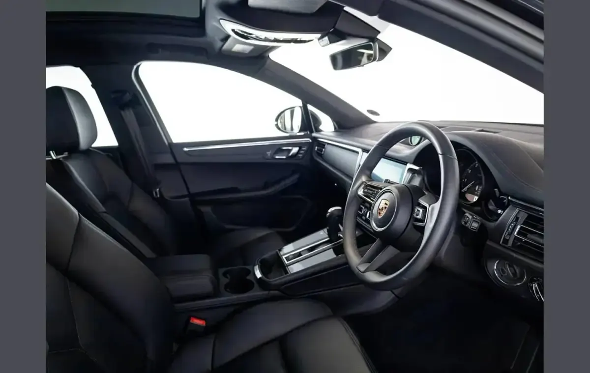 Used Porsche Macan 261 HP (191 kW) 2025 Black SUV