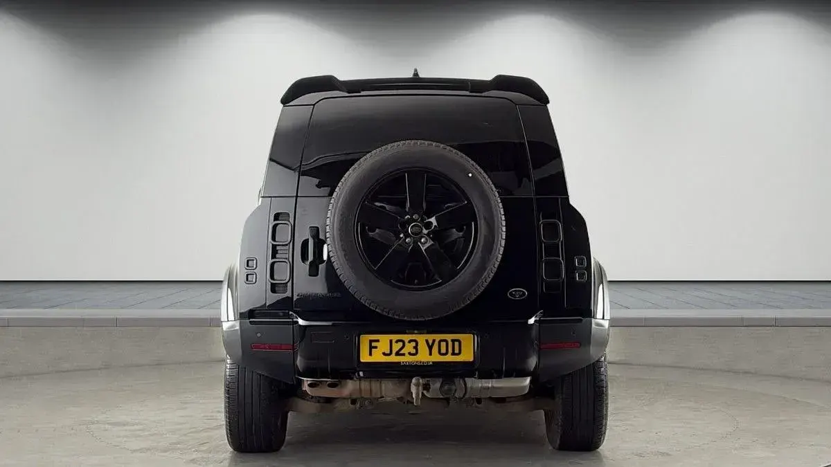 Usado Land Rover Defender SE 250 CV (183 kW) 2023 Negro SUV