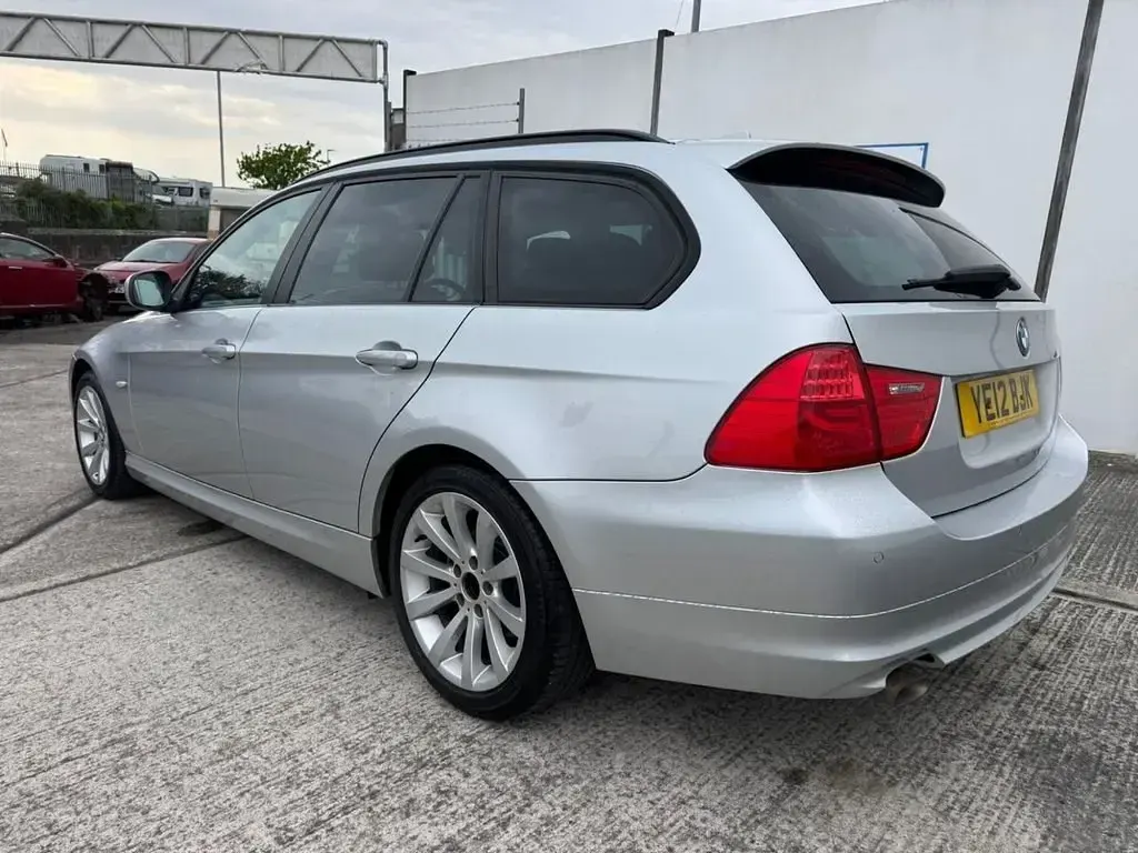 Begagnad BMW 318 2012 Silver Kombi