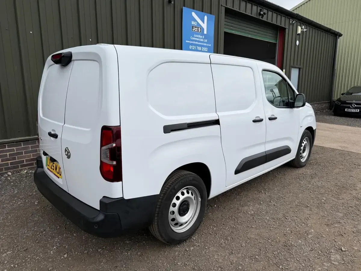 Used Vauxhall Combo 100 kW (136 HP) 2025 White MPV