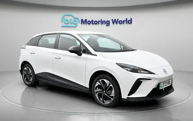 Begagnad MG MG4 EV SE 319 kW (435 HK) 2023 Vit Halvkombi