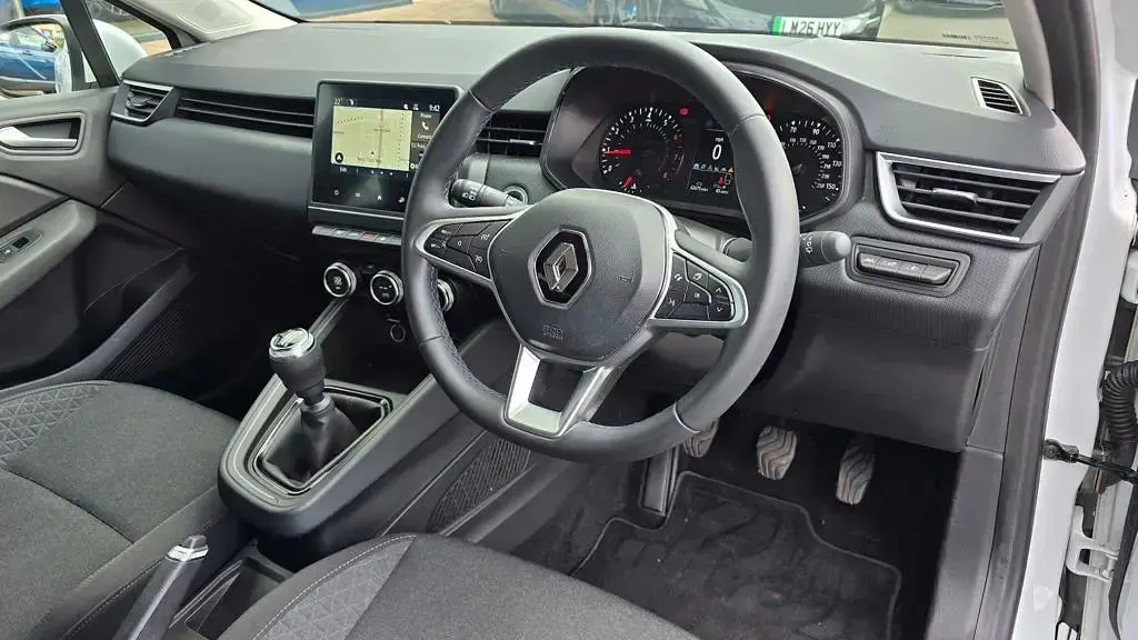 Used Renault Clio Iconic 90 HP (66 kW) 2022 White  Hatchback