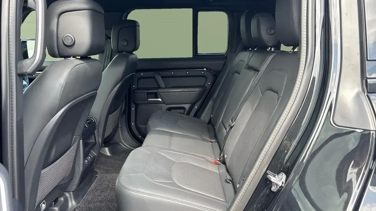 Used Land Rover Defender HSE Dynamic 249 HP (183 kW) 2025 Santorini black SUV