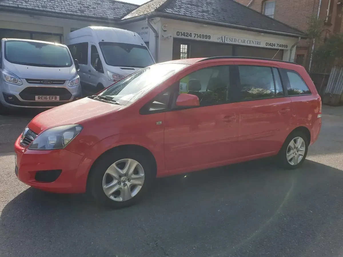 Used Vauxhall Zafira 120 HP (88 kW) 2014 Red MPV