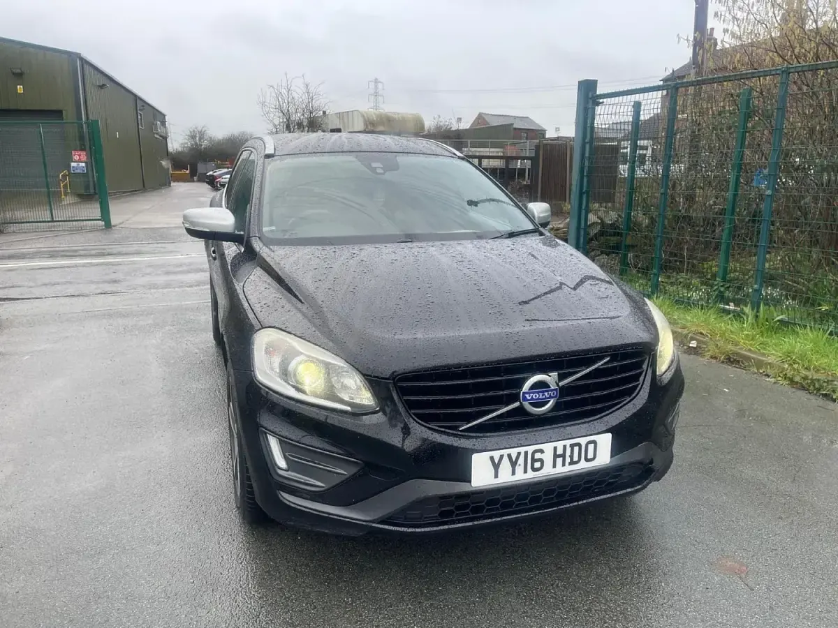 Second-hand Volvo XC60 R-Design 190 CP (139 kW) 2016 Negru SUV