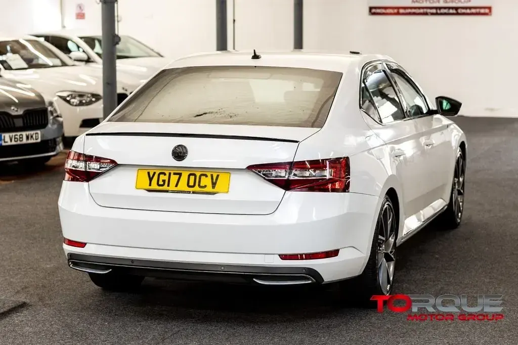 Used Skoda Superb SportLine 190 HP (139 kW) 2017 White Hatchback
