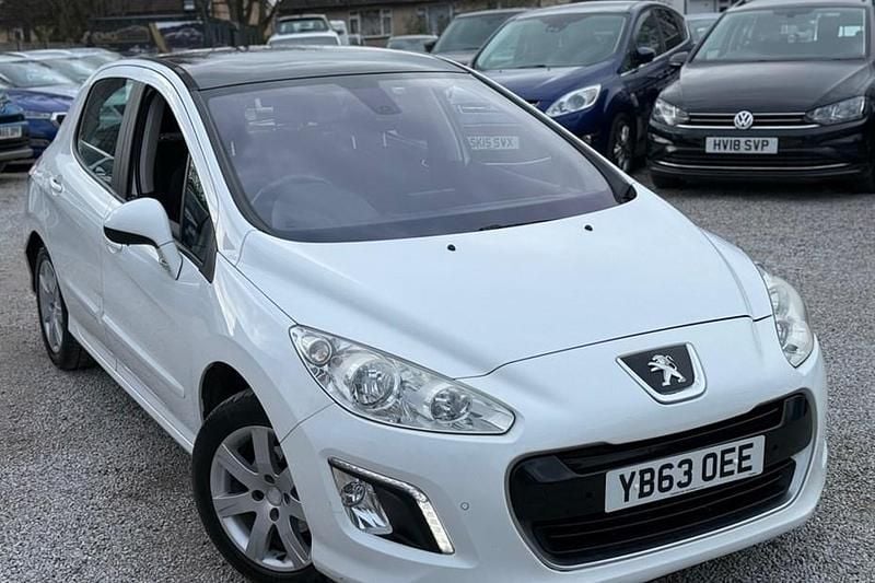 Used Peugeot 308 Active 92 HP (67 kW) 2013 White Hatchback