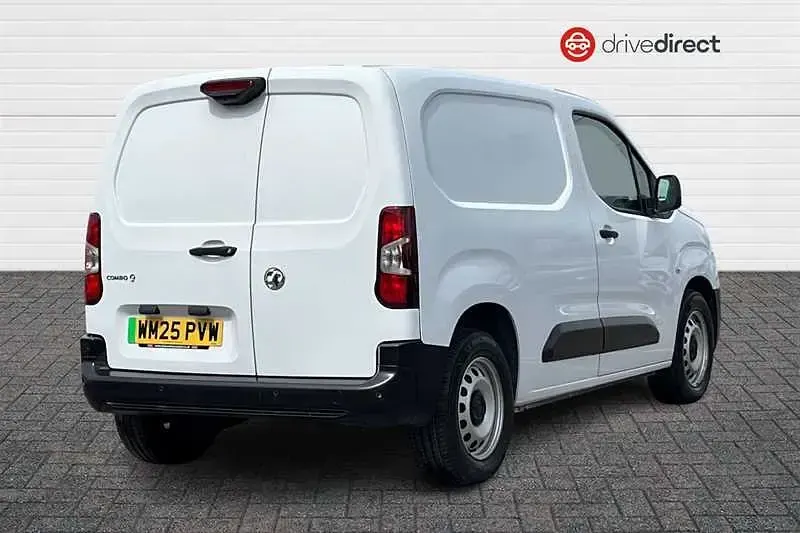 Used Vauxhall Combo 100 kW (136 HP) 2025 White MPV