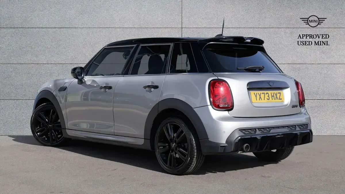 Usado Mini Cooper Hatch 134 HP (98 kW) 2023 Prateado Citadino