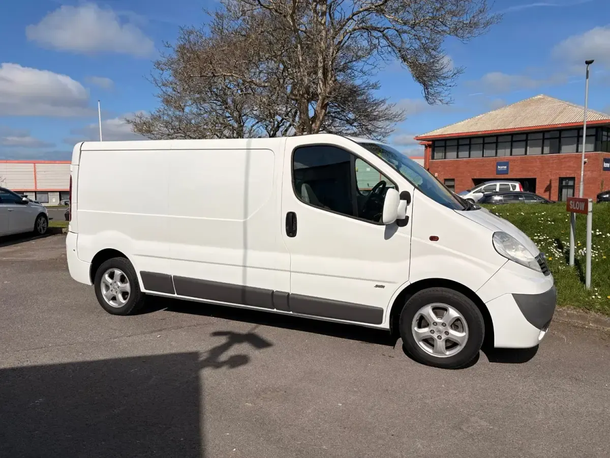 Gebraucht Vauxhall Vivaro Sportive 115 PS (84 kW) 2013 Weiß Van / Kleinbus