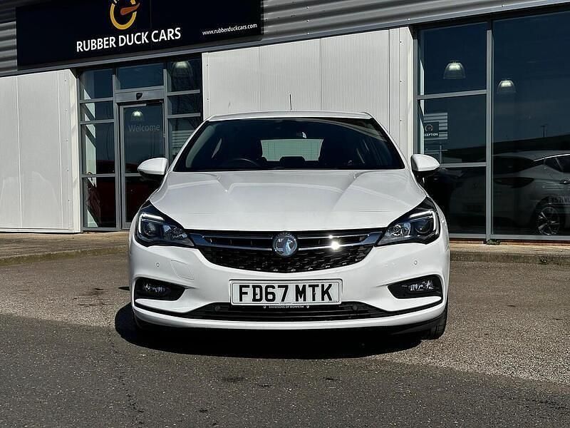 Used Vauxhall Astra SRi 150 HP (110 kW) 2017 White Hatchback