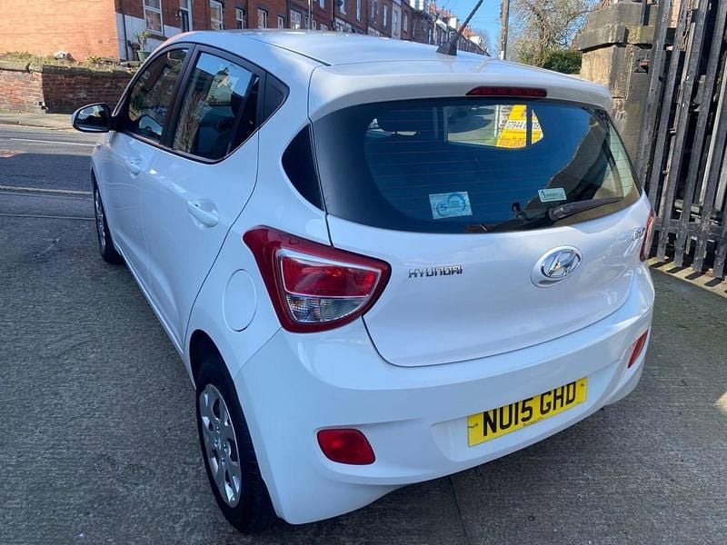 Used Hyundai i10 SE 67 HP (49 kW) 2015 White Hatchback