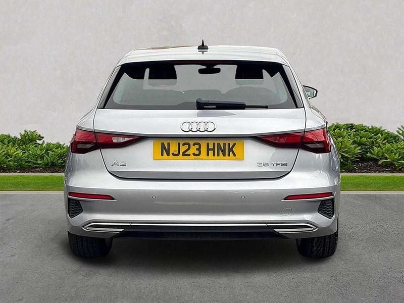 Używany Audi A3 Sport 147 KM (108 kW) 2023 Srebrny Sedan/Limuzyna