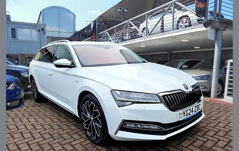 Used Skoda Superb LAURIN & KLEMENT 200 HP (147 kW) 2024 White Estate