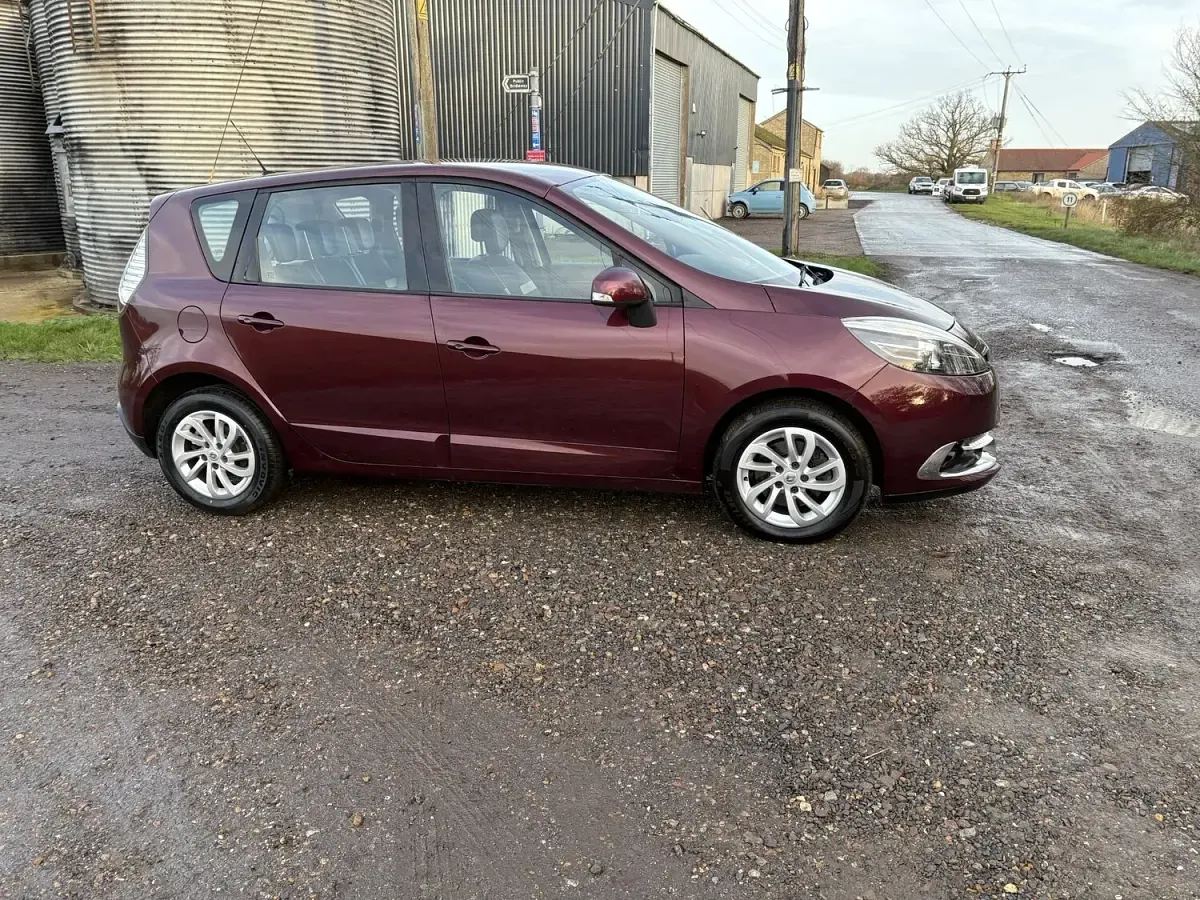 Usado Renault Scénic III Dynamique 110 CV (80 kW) 2013 Rojo Monovolumen