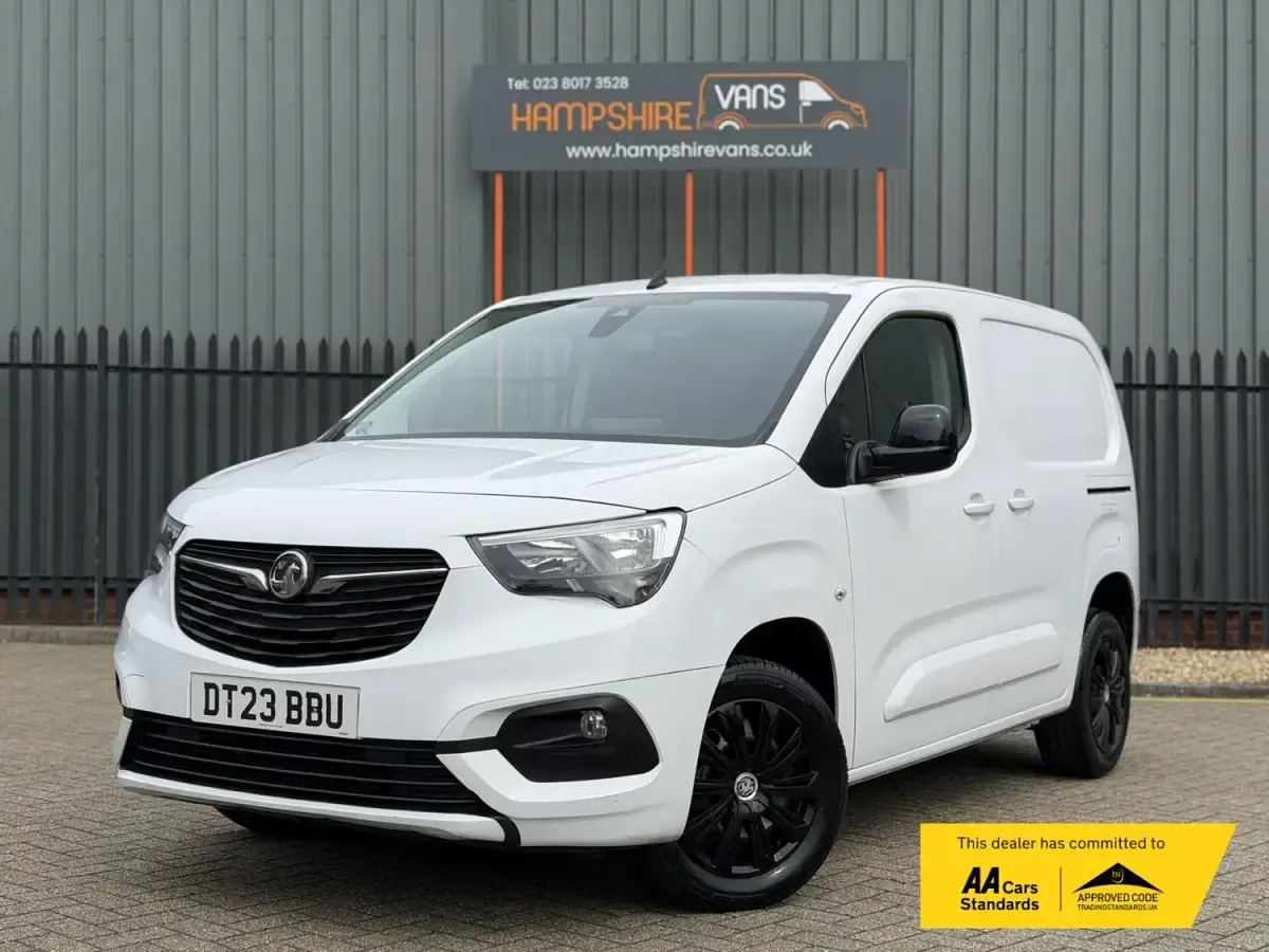 Second-hand Vauxhall Combo S 100 CP (73 kW) 2023 Alb Monovolum