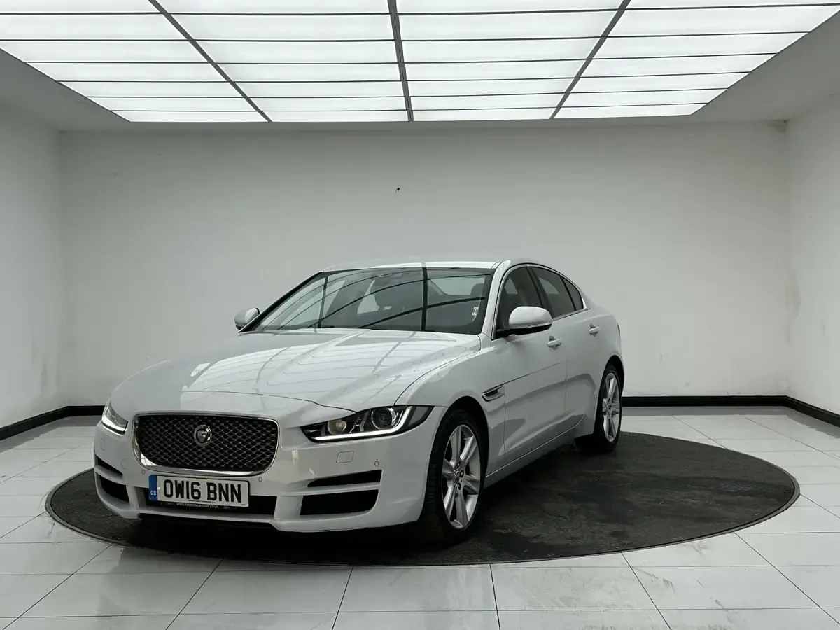 Used Jaguar XE Portfolio 180 HP (132 kW) 2016 White Sedan