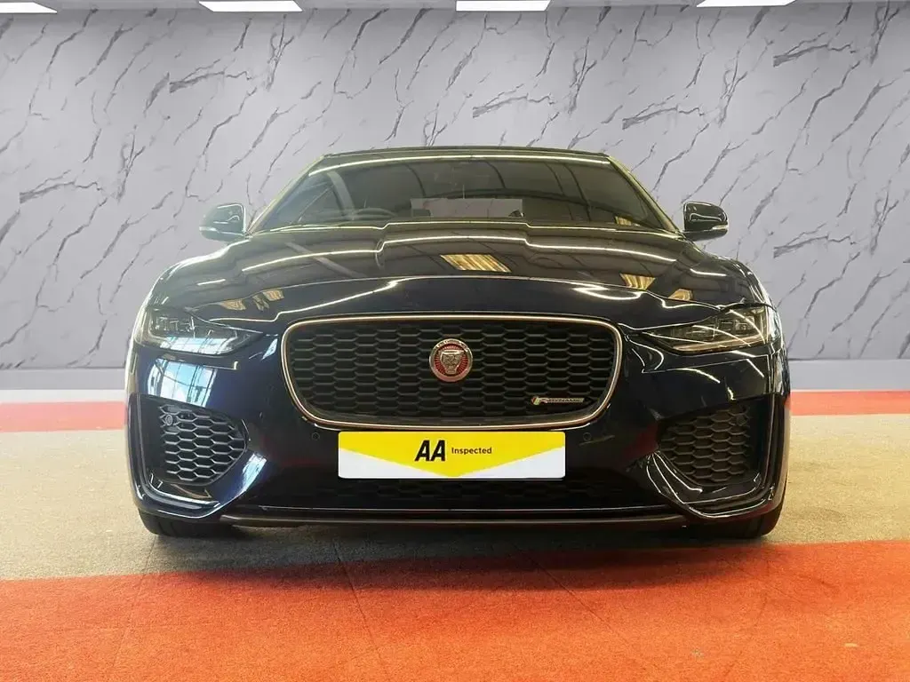 Używany Jaguar XE R-Dynamic 300 KM (220 kW) 2019 Niebieski Sedan/Limuzyna