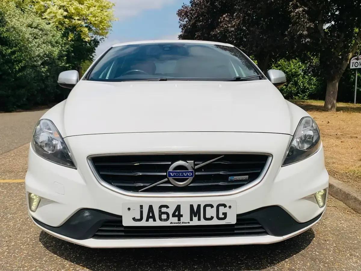 Used Volvo V40 R-Design 115 HP (84 kW) 2014 White Hatchback