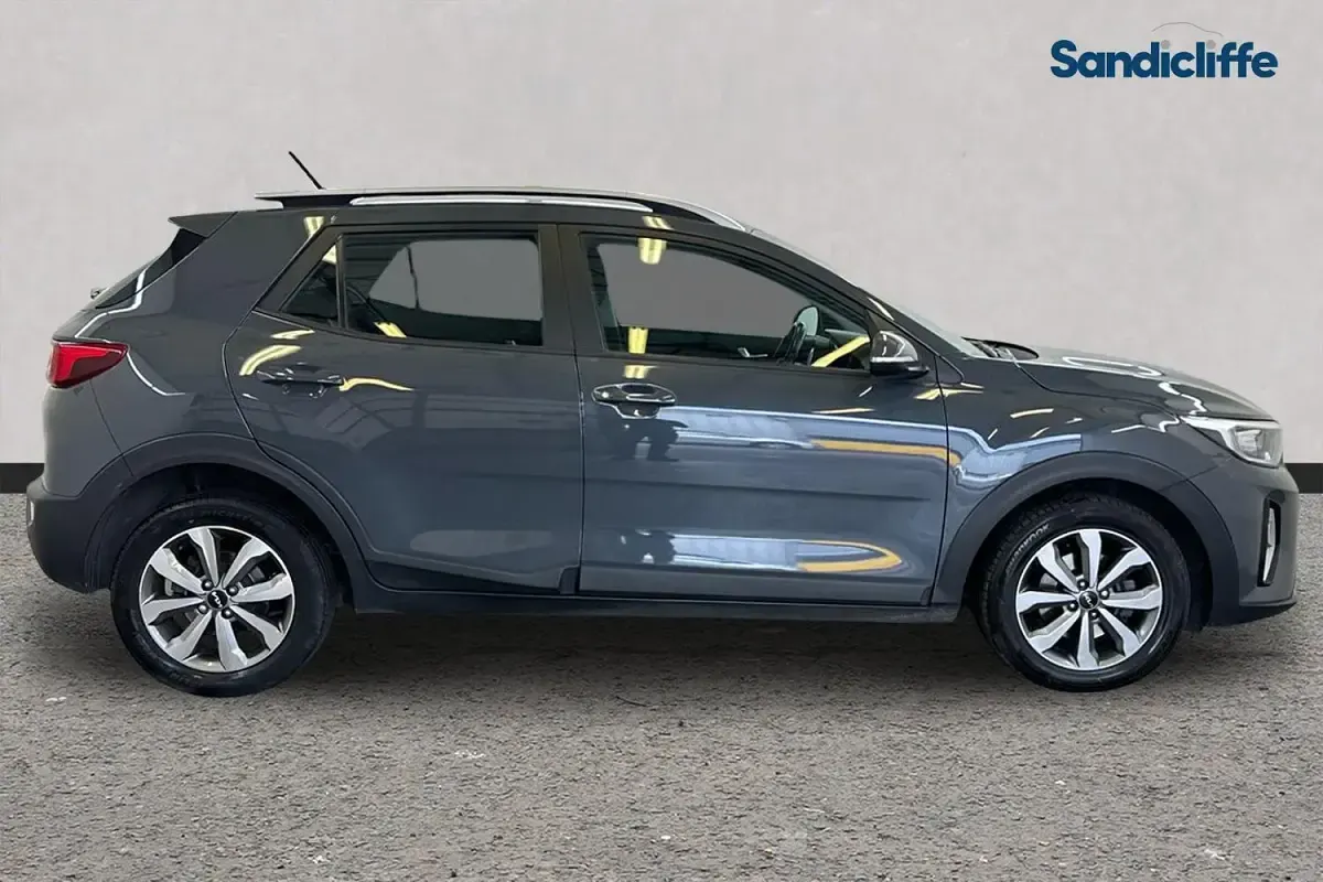 Käytetty Kia Stonic 100 HP (73 kW) 2023 Harmaa Katumaasturi
