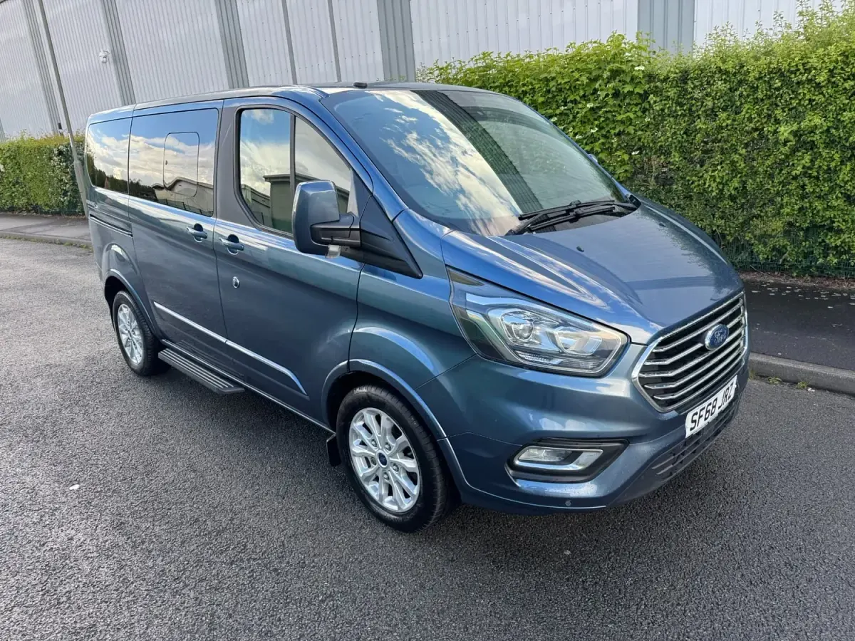 Usado Ford Tourneo Titanium 130 HP (95 kW) 2019 Azul Monovolume