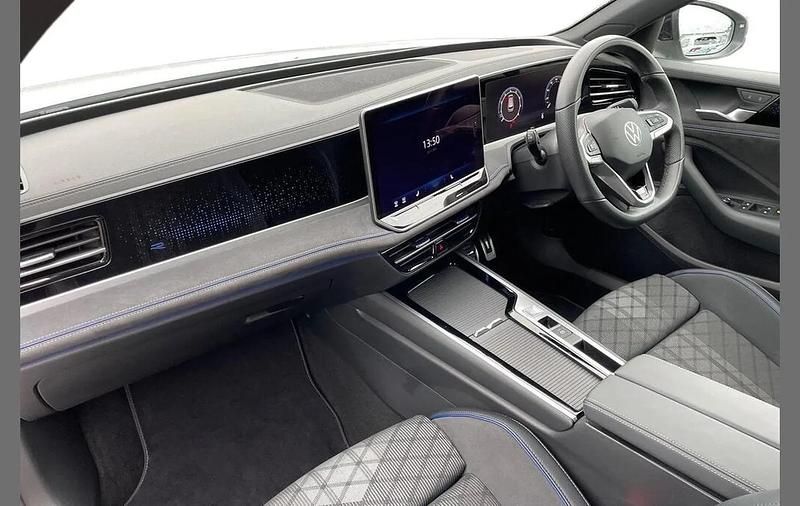 New VW Passat R-line 147 HP (108 kW) 2025 White Estate