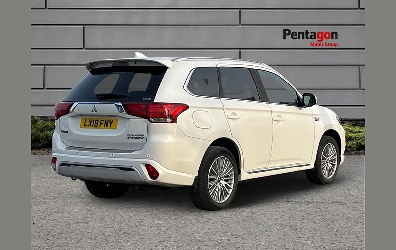 Used Mitsubishi Outlander P-HEV 174 HP (127 kW) 2019 White SUV