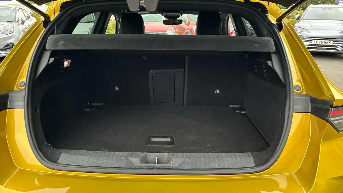 Used Vauxhall Astra 130 HP (95 kW) 2023 Yellow/black Hatchback