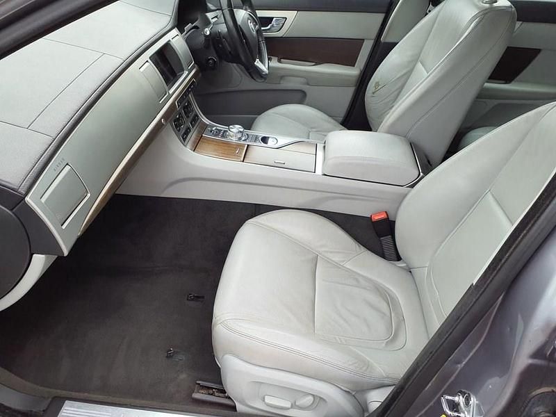 Second-hand Jaguar XF Luxury 240 CP (176 kW) 2012 Gri Berlinǎ
