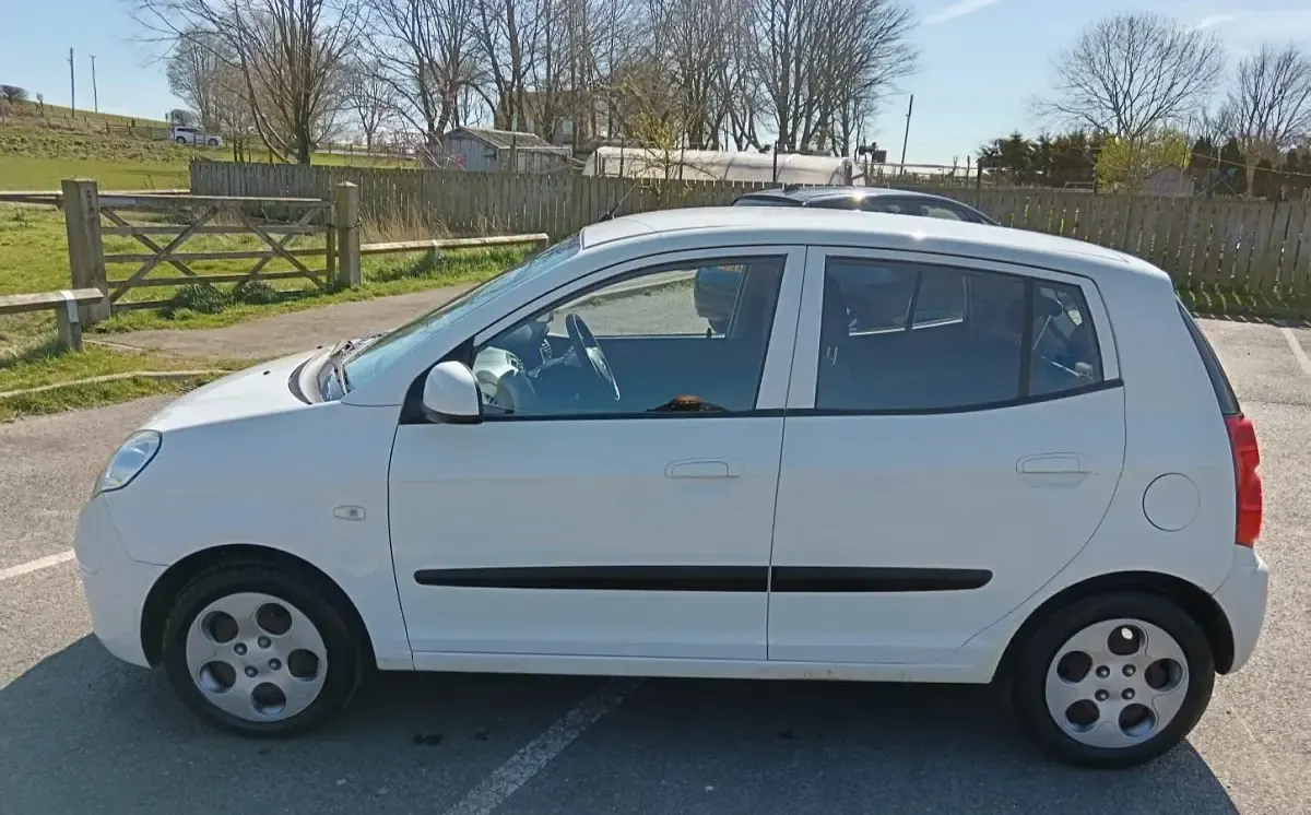 Begagnad Kia Picanto 64 HK (47 kW) 2010 Vit Halvkombi