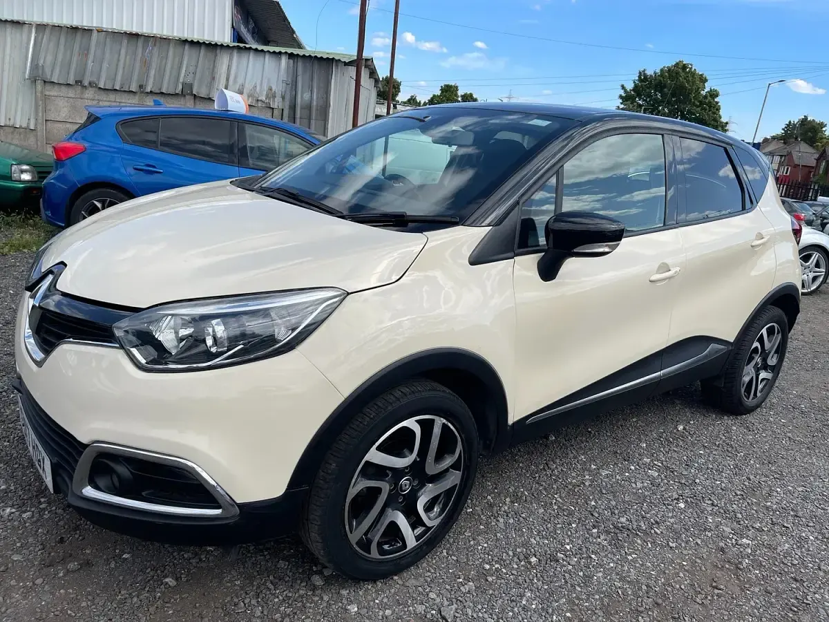 Used Renault Captur Dynamique 90 HP (66 kW) 2017 Cream/black SUV
