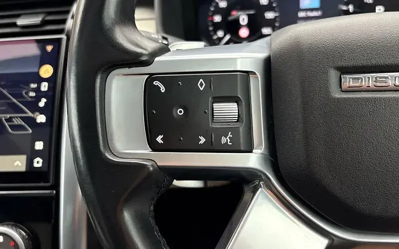 Used Land Rover Discovery SE Dynamic 300 HP (220 kW) 2023 Silver SUV