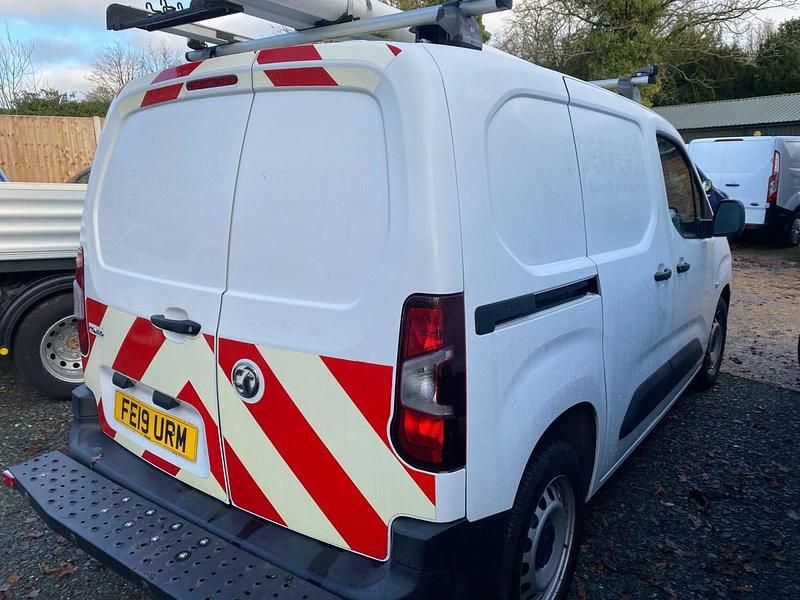 Used Vauxhall Combo Edition 100 HP (73 kW) 2019 White Van