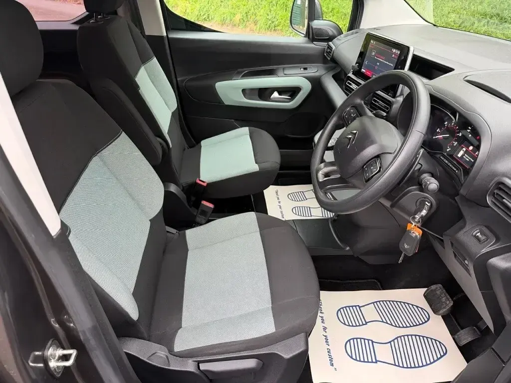 Usado Citroën Berlingo Feel 131 HP (96 kW) 2021 Cinzento Monovolume