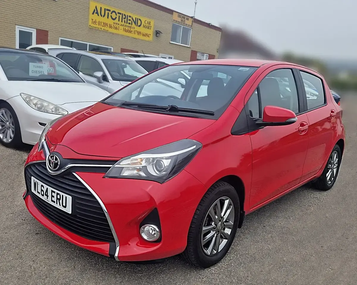 Used Toyota Yaris 99 HP (72 kW) 2015 Red Hatchback