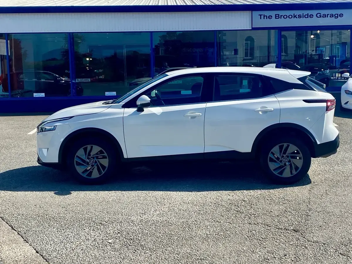 Used Nissan Qashqai Acenta Premium 140 HP (102 kW) 2023 White SUV