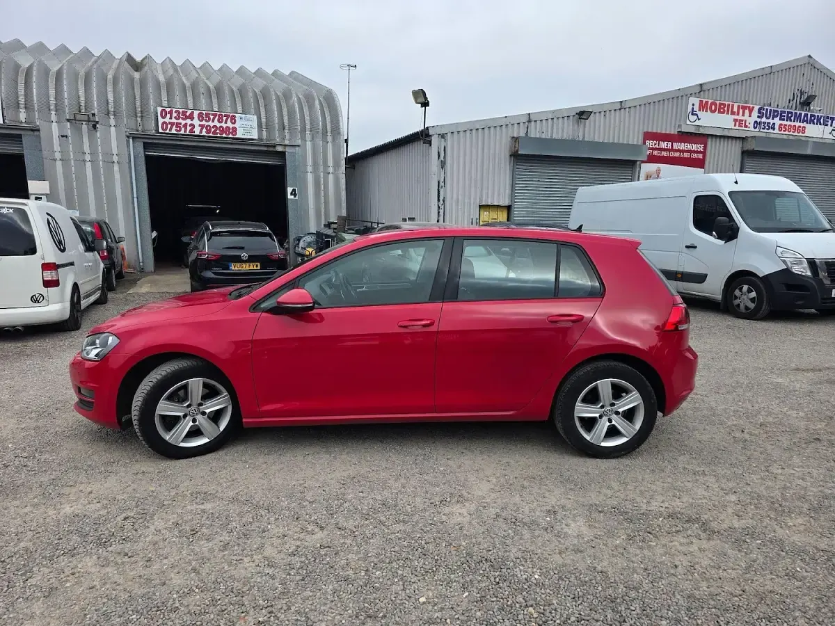 Used VW Golf VII Edition 110 HP (80 kW) 2017 Red Hatchback