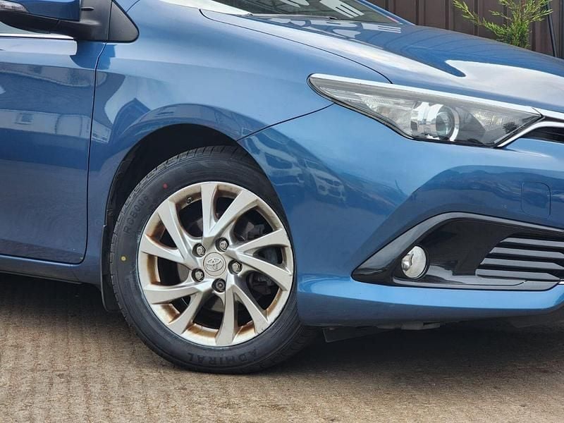 Used Toyota Auris 116 HP (85 kW) 2017 Blue Hatchback
