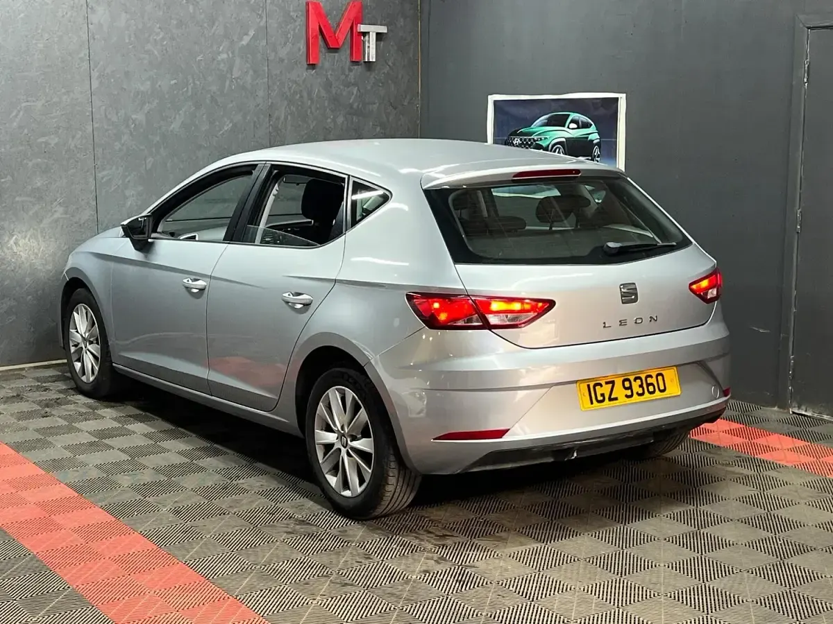 Used Seat Leon SE Technology 110 HP (80 kW) 2018 Silver Hatchback