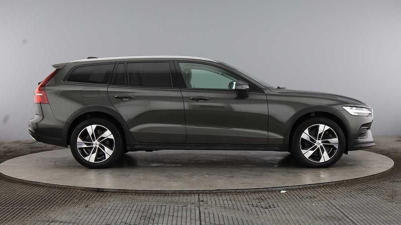 Usado Volvo V60 CC 2022 Cinzento Carrinha
