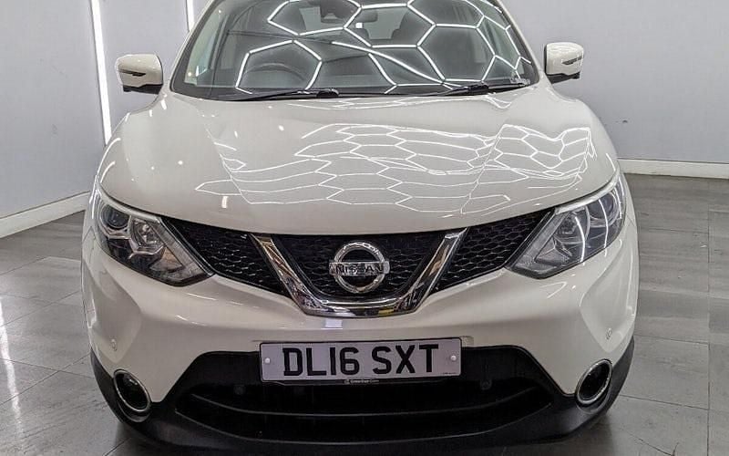Used Nissan Qashqai N-Connecta 110 HP (80 kW) 2016 White SUV