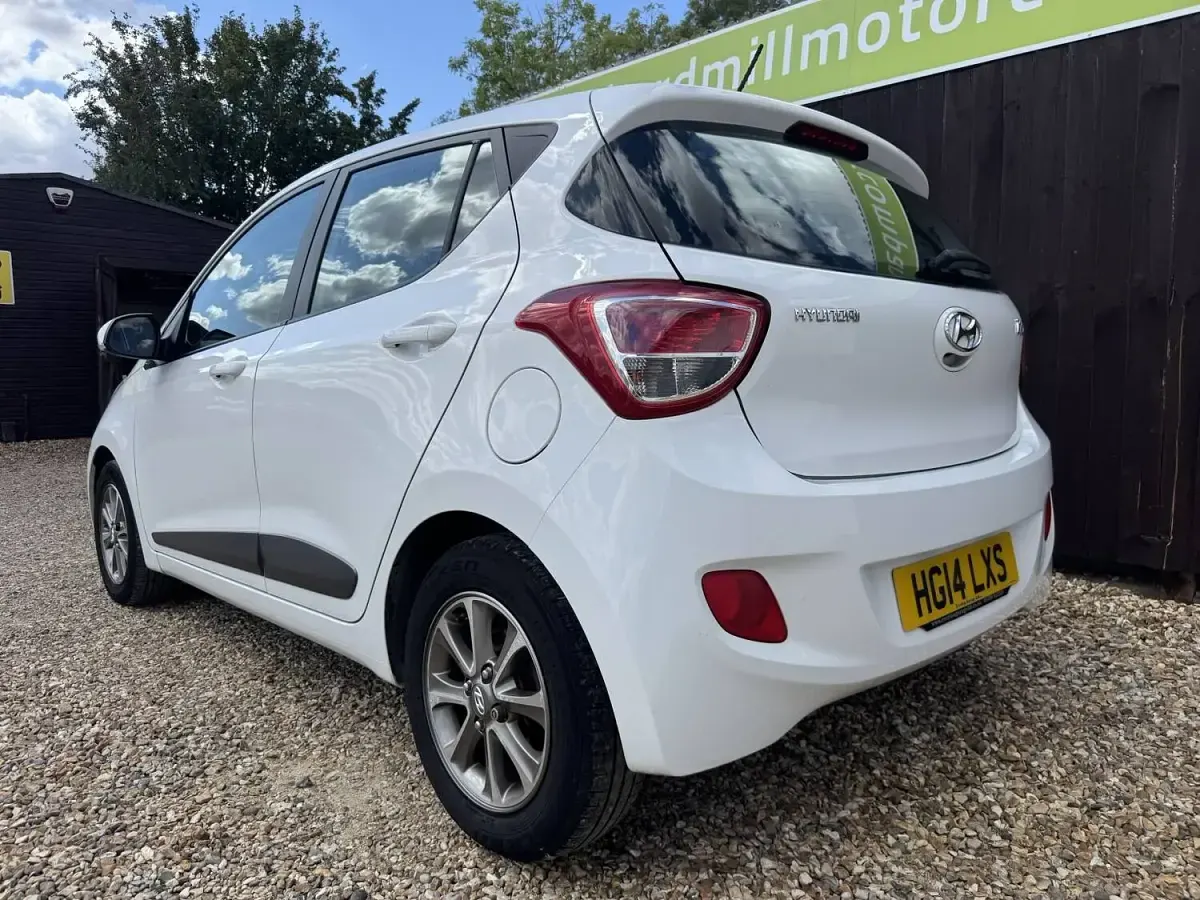 Used Hyundai i10 Premium 67 HP (49 kW) 2014 White Hatchback