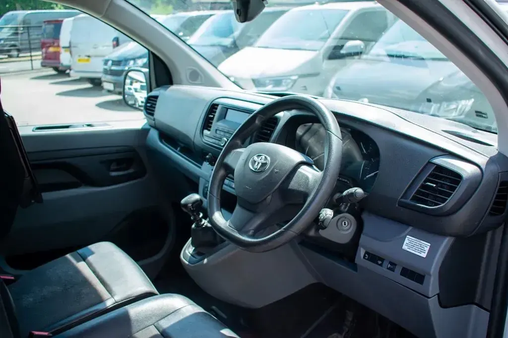 Used Toyota Proace 140 HP (102 kW) 2022 White MPV