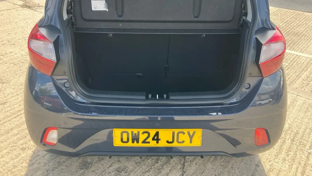 Used Hyundai i10 Advanced 63 HP (46 kW) 2024 Grey Hatchback