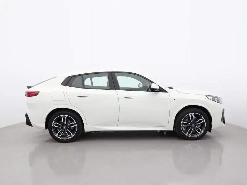 Begagnad BMW iX2 M Sport 227 kW (309 HK) 2024 Vit SUV