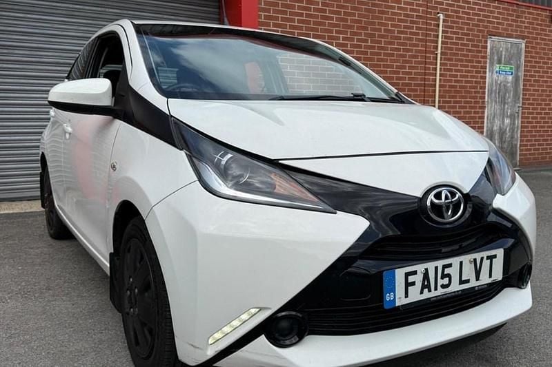 White Used 2015 Toyota Aygo X-play Hatchback | £3,495 (Fair price) - Image 1/1